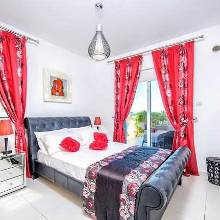 Bella * Paralimni